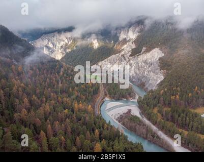 Luftbild der rheinschlucht in der schweiz an einem bewölkten Tag Stockfoto