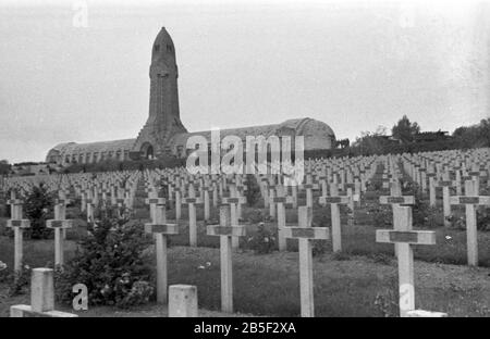 Soldatenfriedhof / Kriegsgräber / Gedenkstätten Kriegsdenkmal - VERDUN Stockfoto