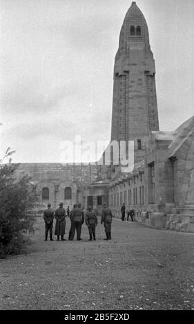 Soldatenfriedhof / Kriegsgräber / Gedenkstätten Kriegsdenkmal - VERDUN Stockfoto