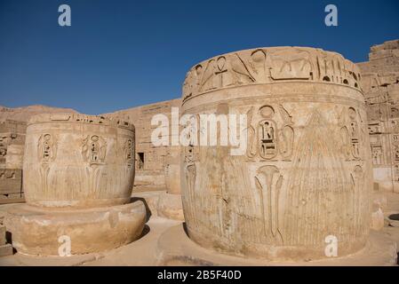 Hieroglypische Schnitzereien an Säulen im altägyptischen Tempel von Medinat Habu in Luxor Stockfoto