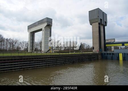 Wijk bij Duurstede, Niederlande 6. März 2020: Schleusen (Prinses Irene sluis) in der niederländischen Wasserstraße (Amsterdam-Rijnkanaal) in den Niederlanden Stockfoto