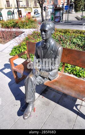 Bronzeplastik von Federico García Lorca auf einer Bank des Künstlers Juan Antonio Corredor in der Avenida de la Constitución (Granada, Andalusien, Spanien) Stockfoto