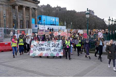 Edinburgh, Schottland, Großbritannien. März 2020. Internationaler Frauentag märz vom Bristol Square den Mound Hinunter Zur Princes Street. Friedlich die Aufmerksamkeit auf die Ungerechtigkeit der Frauen auf der ganzen Welt lenken. Hier im Mound mit Edinburgh Castle. Credit: Craig Brown/Alamy Live News Stockfoto