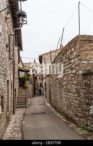 Eine Straße in der Altstadt von Assisi, Umbrien, Italien. Die Stadt ist erhalten, da sie im 13. Jahrhundert erbaut wurde. Stockfoto