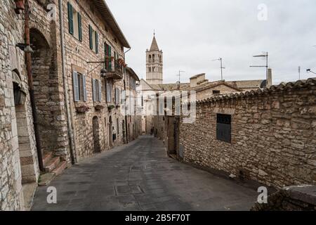 Eine leere Straße in der Altstadt von Assisi, Umbrien, Italien. Die Stadt ist erhalten, da sie im 13. Jahrhundert erbaut wurde. Stockfoto