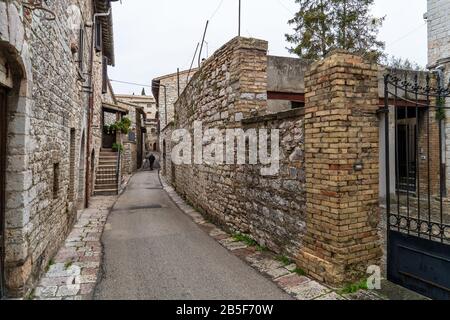 Assisi, UMBRIEN, ITALIEN - 31. Januar 2020: Eine Straße in der Altstadt von Assisi, Umbrien, Italien. Die Stadt ist erhalten, da sie im 13. Jahrhundert erbaut wurde. Stockfoto