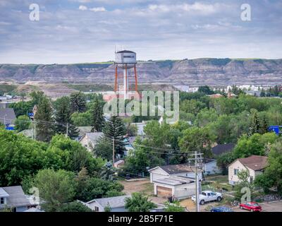 Blick auf Drumheller aus dem Mund des größten Dinosauriers der Welt. Drumheller ist berühmt für den Dinosaurier-Tourismus. Stockfoto