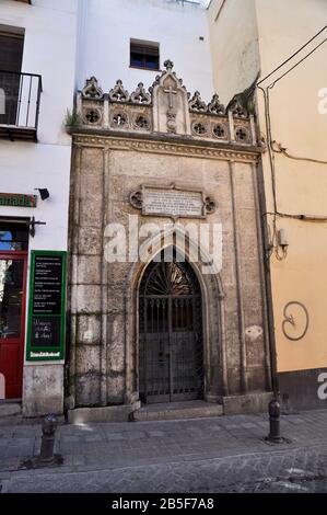 Fassade der Capilla de San Juan de Dios, einer neogotischen Kapelle aus dem 17. Jahrhundert, in der Straße Elvira (Granada, Andalusien, Spanien) Stockfoto