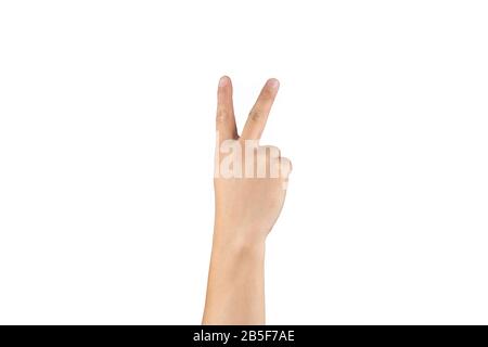 Die hintere asiatische Hand zeigt und zählt 2 (zwei) Zeichen auf dem Finger auf einem isolierten weißen Hintergrund. Beschneidungspfad Stockfoto