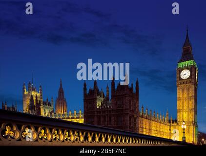 Parlamentsgebäude, Westminster, britische Regierung in Der Abenddämmerung. Big Ben. Stockfoto