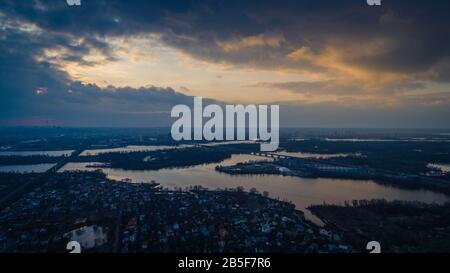 Wunderschöner Panoramablick auf den Fluss Dnjeper und die Nordbrücke oder Moskau-Brücke vom linken Ufer aus. Stockfoto