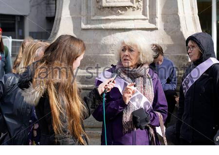 Edinburgh, Schottland, Großbritannien. März 2020. Internationaler frauentag vom Bristo Square den Hügel hinunter zur Princes Street. Auf friedliche Weise auf die Ungleichheit der Frauen in der ganzen Welt aufmerksam machen. Frauen gegen staatliche Rentenungleichheit (WASPI) setzt sich gegen die Art und Weise ein, wie das Rentenalter für Männer und Frauen ausgeglichen wurde. Gesehen hier am Bristo Square. Quelle: Craig Brown/Alamy Live News Stockfoto