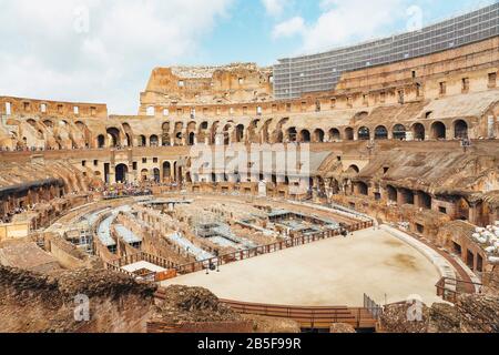 Innere des Kolosseums oder Kolosseum aka Flavian Amphitheater (Anfiteatro Flavio, Colosseo), Rom, Italien Stockfoto