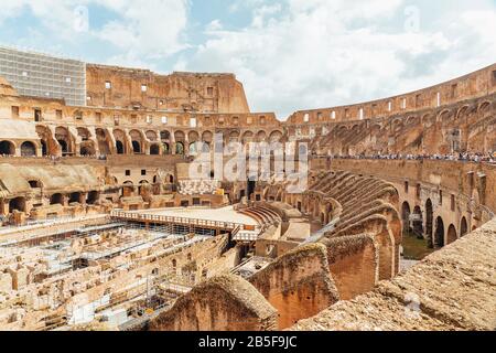 Innere des Kolosseums oder Kolosseum aka Flavian Amphitheater (Anfiteatro Flavio, Colosseo), Rom, Italien Stockfoto