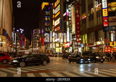 Nach Einbruch der Dunkelheit in der Innenstadt Tokios, Japan. Akihabara ist das beliebteste Gebiet für Fans von Anime, Mangas und Spielen im Nachtleben der Metropole Tokyo am Stree Stockfoto