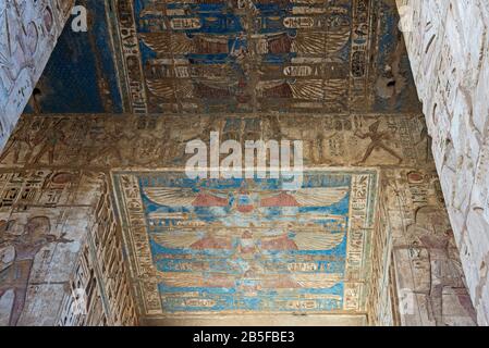 Im altägyptischen Tempel von Medinat Habu in Luxor malte Hieroglypic Schnitzereien an der Wand Stockfoto