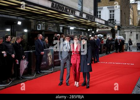 (Von links nach rechts) Sam Riley, Rosamund Pike und Marjane Satrapi nehmen an der UK Premiere of RADIOACTIVE in Curzon Mayfair, London, Teil. Stockfoto