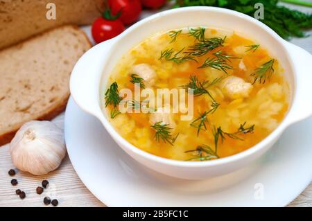 Hühnersuppe mit Fleischbällchen und Pasta auf dem Tisch Stockfoto