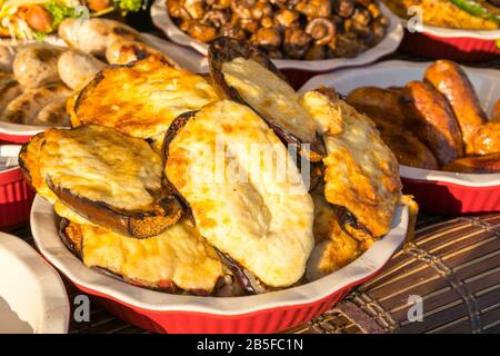 Gebackene Kartoffel mit Käse. Straßennahrung. Stockfoto