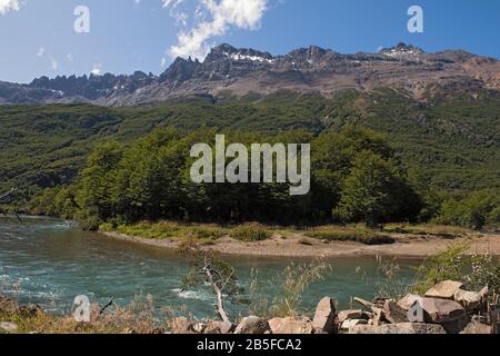 Blick auf den Fluss und die Berge in El Calten, Argentinien Stockfoto