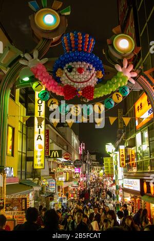 Nach Einbruch der Dunkelheit in der Innenstadt Tokios, Japan. Akihabara ist das beliebteste Gebiet für Fans von Anime, Mangas und Spielen im Nachtleben der Metropole Tokyo am Stree Stockfoto