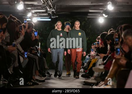 Lissabon, Portugal. März 2020. Models gehen während der Duarte Modenschau auf der "Modalisboa Awake" - Lissabon Fashion Week auf die Landebahn. Credit: Sopa Images Limited/Alamy Live News Stockfoto