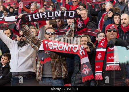 Fans des Toronto FC jubeln während des Spiels der Major League Soccer Season 2020 (MLS) zwischen dem Toronto FC und dem New York City FC im BMO Field in Toronto an.Endstand; Toronto FC 1:0 New York City. Stockfoto