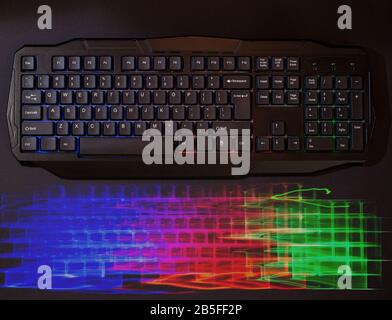 Gaming-Tastatur mit LED-Anzeigen leckt auf schwarzem Hintergrund Stockfoto