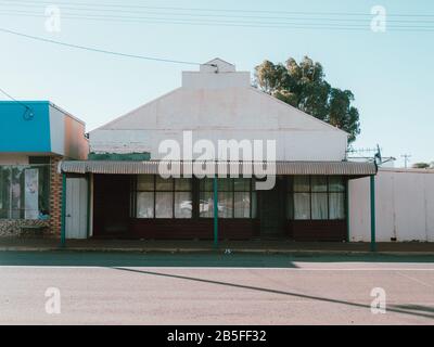 Ein altes ungenutztes Gebäude an der Seite der Straße In Westaustralien Stockfoto