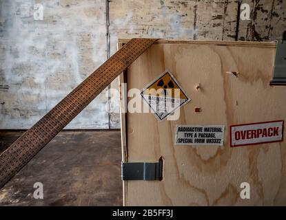 Strahlung Warnzeichen auf die gefährlichen Materialien Transport Label Klasse 7 an der hölzernen Box Paket im Container der Transport-LKW Stockfoto