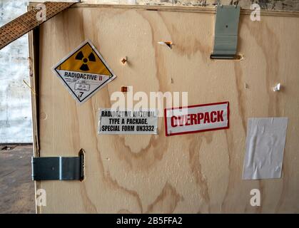 Strahlung Warnzeichen auf die gefährlichen Materialien Transport Label Klasse 7 an der hölzernen Box Paket im Container der Transport-LKW Stockfoto