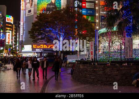 Nach Einbruch der Dunkelheit in der Innenstadt Tokios, Japan. Akihabara ist das beliebteste Gebiet für Fans von Anime, Mangas und Spielen im Nachtleben der Metropole Tokyo am Stree Stockfoto