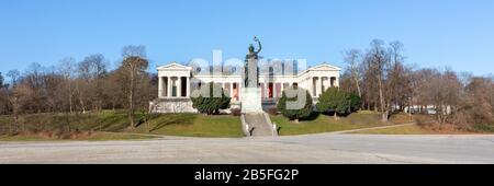 Wunderschönes Panorama mit Bayern-Statue und Ruhmeshalle (Ruhmeshalle). Wahrzeichen der bayerischen Landeshauptstadt und beliebtes Reiseziel. Stockfoto