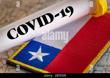 Reagenzglas mit positivem Coronavirus Test gegen chilenische Flagge Stockfoto