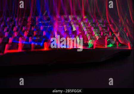 Abstrakte LED-Lichtertechnologie für die Gaming-Tastatur mit LED-Leuchten tritt auf schwarzem Hintergrund aus Stockfoto