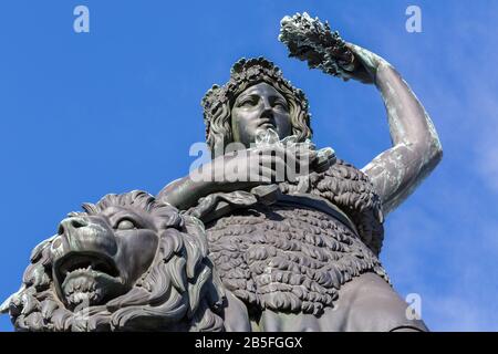 Nahaufnahme der Bayern-Statue mit blauem Himmel im Hintergrund. Detailansicht von Löwen und der weiblichen Personifikation Bayerns. Nationaldenkmal. Stockfoto