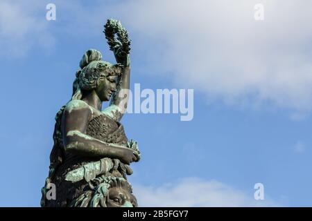 Oberes Teil der Bayern-Statue. Die Geißelpfe ist ein Symbol für die bayerische Heimat. An der Theresienwiese gelegen. Blauer Himmel mit weißen Wolken. Stockfoto