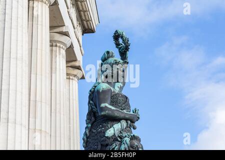 Seitenansicht der Bayern-Statue mit Säulen der Ruhmeshalle (Ruhmeshalle mit bayerischen Persönlichkeiten). Weibliche Personifikation der bayerischen Homela Stockfoto