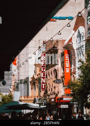 Eine belebte Hauptstraße in Adelaide, Australien Stockfoto