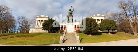 Panorama mit Bayern-Statue und Ruhmeshalle (Ruhmeshalle). Symbol des bayerischen Landes und der bayerischen Landeshauptstadt. Berühmtes und beliebtes Touristenziel Stockfoto