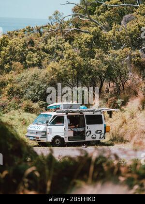 Ein Wohnwagen/Wohnmobil für Reisende in einem Wald in Australien Stockfoto