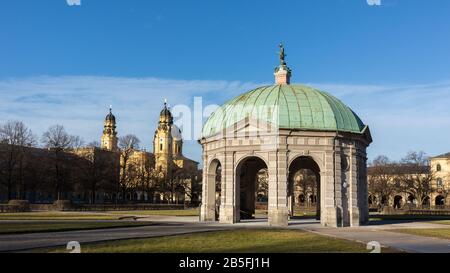 Panorama mit Dianatempel (Tempel der Diana), im Zentrum des Hofgartens (Garten des ehemaligen Königspalastes). In der hinteren Theatinerkkirche Stockfoto