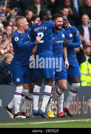 Chelseas Olivier Giroud (Center) feiert beim Premier League-Spiel in Stamford Bridge, London, das vierte Tor seiner Seite. Stockfoto