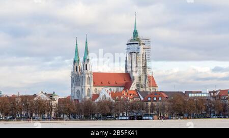 Panorama mit Kirche Sankt Paul (deutsch: St. Paul Kirche oder Paulskirche). Hauptturm mit Gerüst. Neogotische Architektur. In der Nähe von Theresienwies Stockfoto