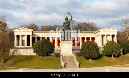 Panorama mit Bayern-Statue und Ruhmeshalle (Ruhmeshalle). Nationales Symbol und Wahrzeichen. Von Leo von Klenze. 1850 eingeweiht. Auf Der Theresienwiese. Stockfoto