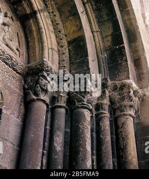 DETALLE DE LOS CAPITELES DE LA PORTADA OESTE DE LA IGLESIA DEL SALVADOR - SIGLO XIII - ROMANICO ESPAÑOL. AUTOR: MAESTRO DE AGÜERO. ORT: IGLESIA DEL SALVADOR. EJEA DE LOS CABALLEROS. Saragssa Zaragoza. SPANIEN. Stockfoto