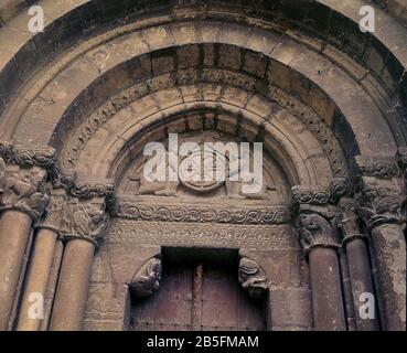 DETALLE DEL TIMPANO DE LA PORTADA OESTE DE LA IGLESIA DEL SALVADOR - SIGLO XIII - ROMANICO ESPAÑOL. AUTOR: MAESTRO DE AGÜERO. ORT: IGLESIA DEL SALVADOR. EJEA DE LOS CABALLEROS. Saragssa Zaragoza. SPANIEN. Stockfoto