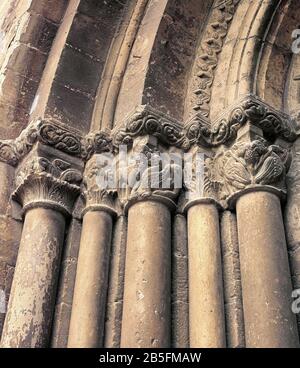 DETALLE DE LOS CAPITELES DE LA PORTADA OESTE DE LA IGLESIA DEL SALVADOR - SIGLO XIII - ROMANICO ESPAÑOL. AUTOR: MAESTRO DE AGÜERO. ORT: IGLESIA DEL SALVADOR. EJEA DE LOS CABALLEROS. Saragssa Zaragoza. SPANIEN. Stockfoto