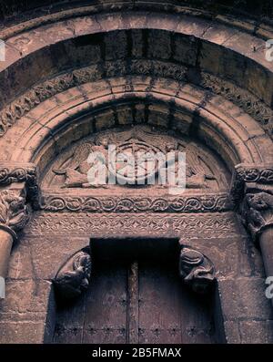 DETALLE DEL TIMPANO DE LA PORTADA OESTE DE LA IGLESIA DEL SALVADOR - SIGLO XIII - ROMANICO ESPAÑOL. AUTOR: MAESTRO DE AGÜERO. ORT: IGLESIA DEL SALVADOR. EJEA DE LOS CABALLEROS. Saragssa Zaragoza. SPANIEN. Stockfoto