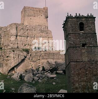 CASTILLO Y EN PRIMER TERMINO TORRE DE LA IGLESIA. Lage: Castillo. ATIENZA. Guadalajara. SPANIEN. Stockfoto